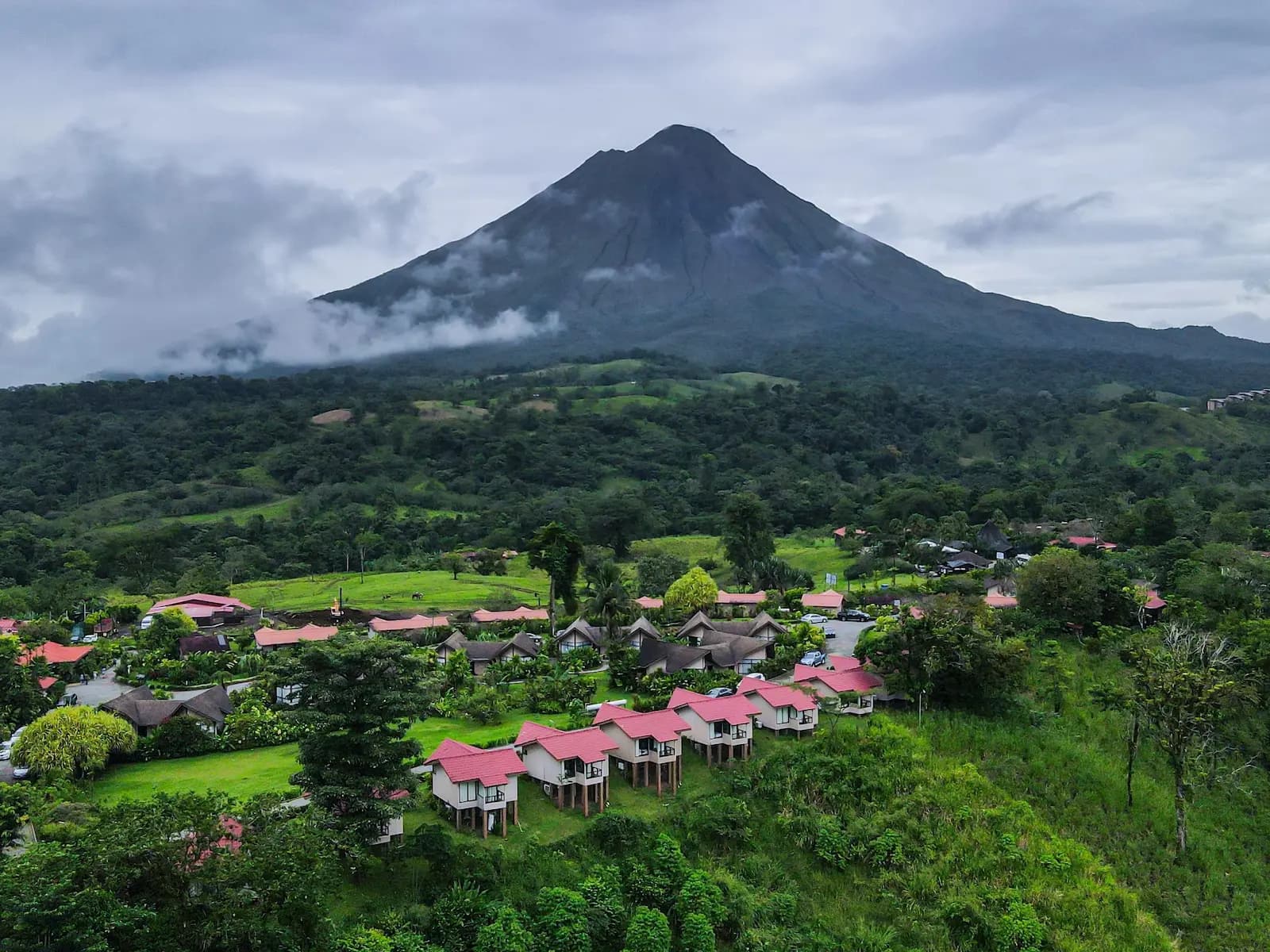 Costa Rica's Classic Multi-Stop Route: Volcano, Cloud Forest & Beach